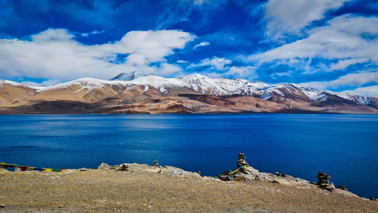 7. Tso Moriri – The Serene High-Altitude Lake Less crowded than Pangong Tso, Tso Moriri is a tranquil alternative surrounded by snow-capped mountains and rugged hills. It's also a haven for migratory birds, including the elusive black-necked crane. (Image: Canva)