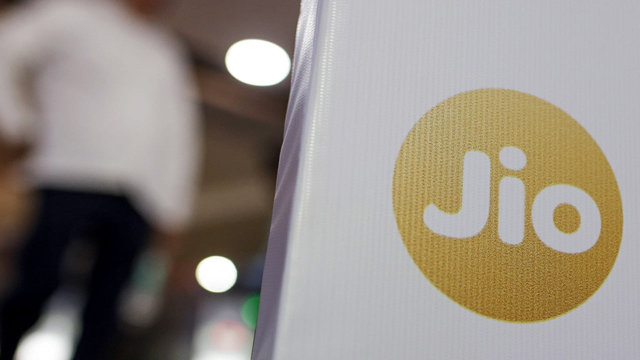 The ability to customize caller tunes with JioTunes.