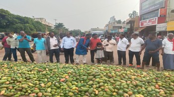 Siddaramaiah expressed "deep concern" over the ban, and called it an "abrupt and unilateral move" that has severely impacted mango farmers in Karnataka's border regions.