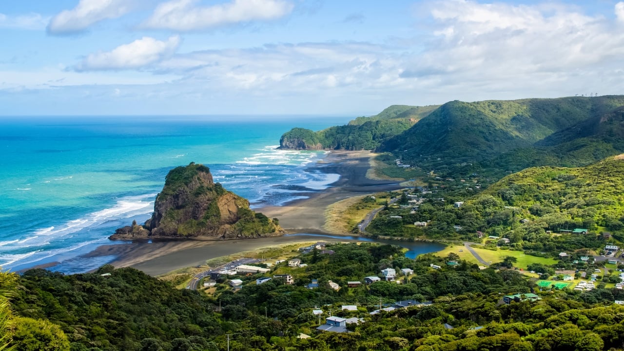 Piha beach in Auckland, New Zealand (Image: Canva)
