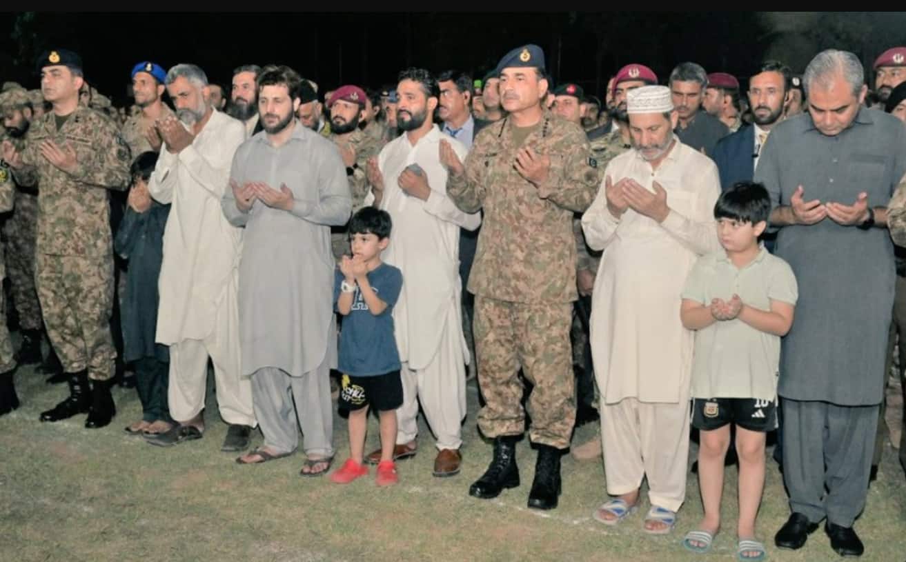 Munir attends funeral of Pakistani major linked to Abhinandan's capture