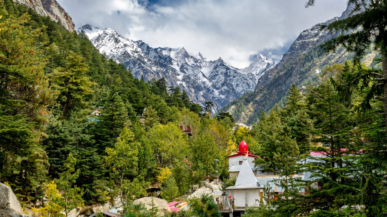 Gauri Kund, Uttarakhand: This sacred site, linked to Goddess Parvati and Lord Shiva, serves as the base for the trek to Kedarnath Temple. (image: canva)
