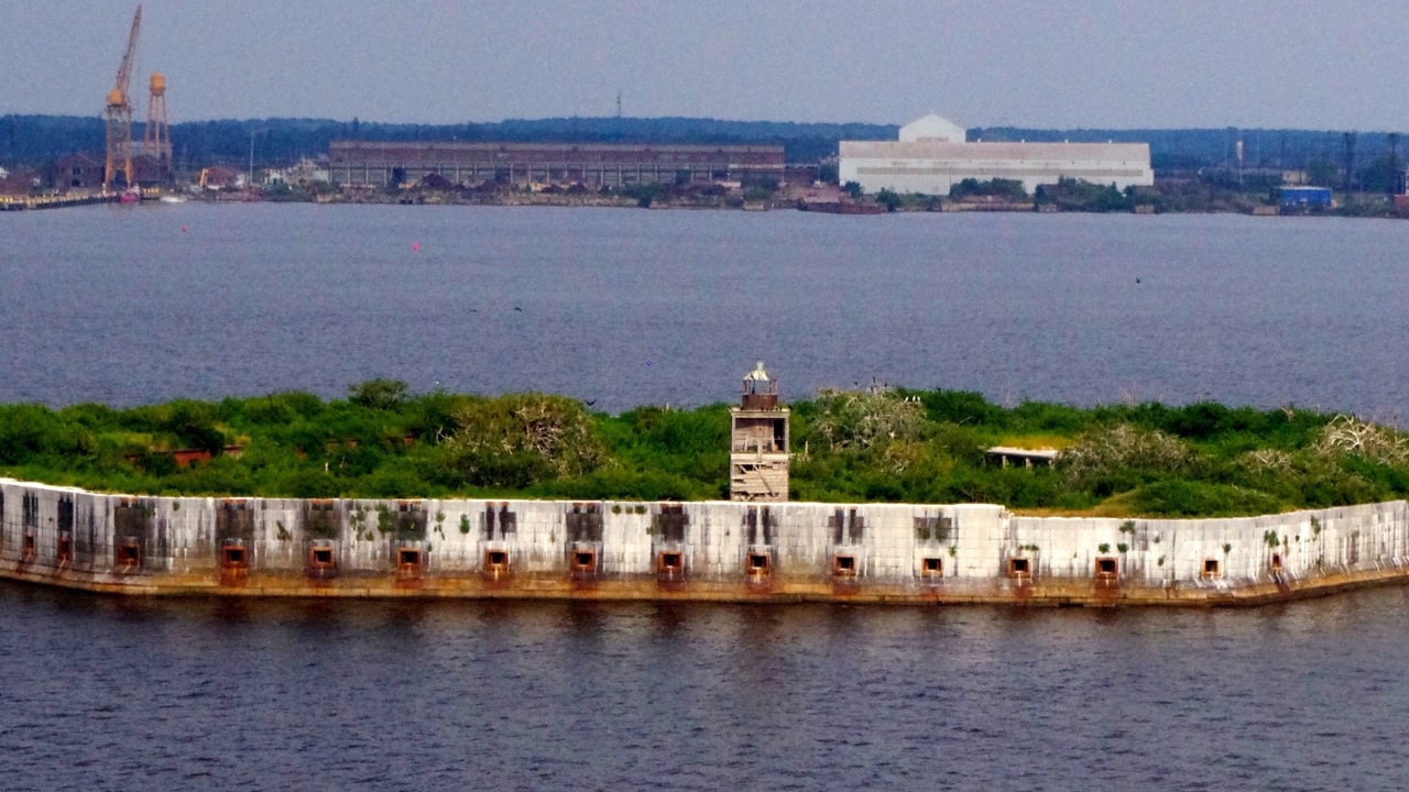 3. Fort Carroll Island, Baltimore, USA Anchored in the Patapsco River, this eerie man-made island began life as a military defense fort in the 1850s. Today, Fort Carroll stands in quiet disrepair—its structures crumbling, its interior overtaken by seabirds and vines. Public access is denied, not due to secrecy, but because the place is dangerously unstable, a ghost of America's past suspended in concrete. (Image: Wikipedia)