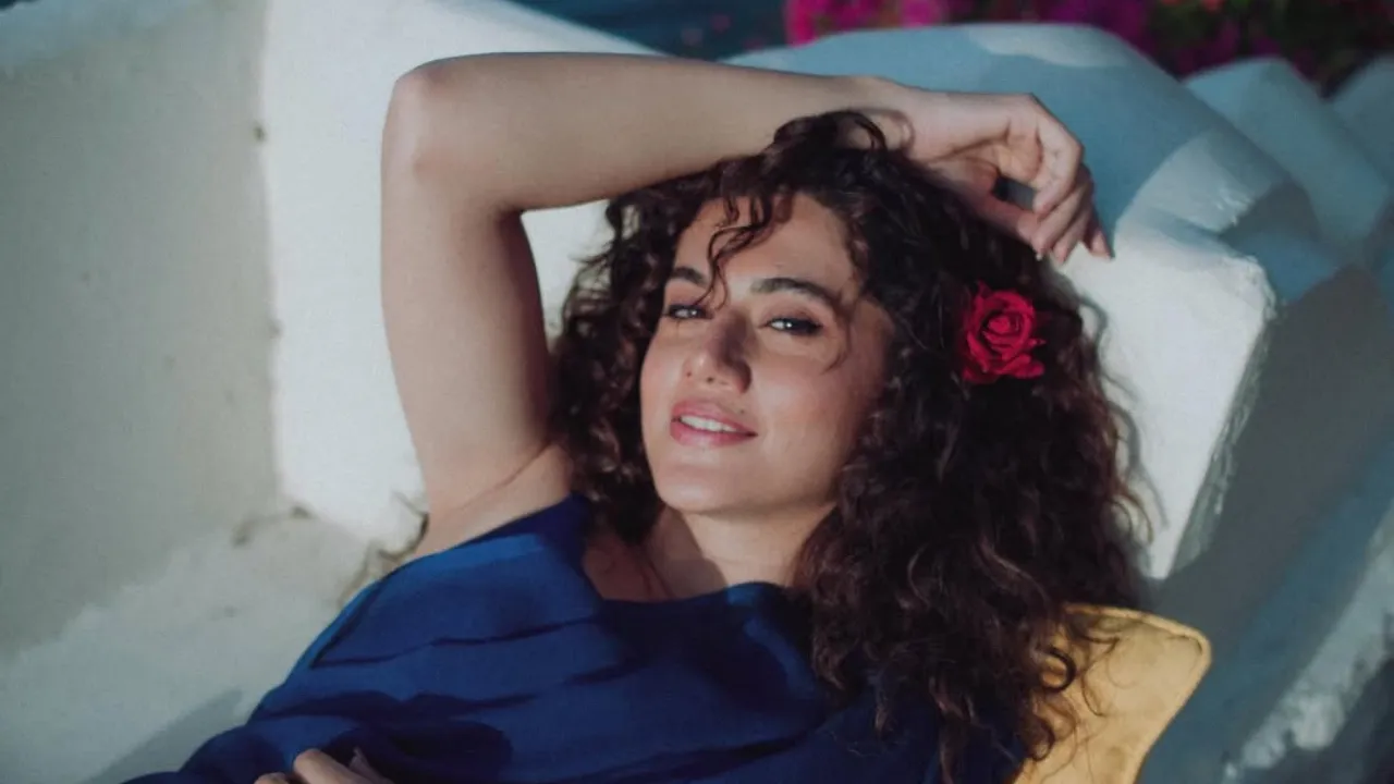 A peacock blue saree became the canvas for Rani-inspired elements — red bangles, a rose tucked behind her ear, and that unmistakable flair. This was tradition meets sass, and Taapsee made it sing. 