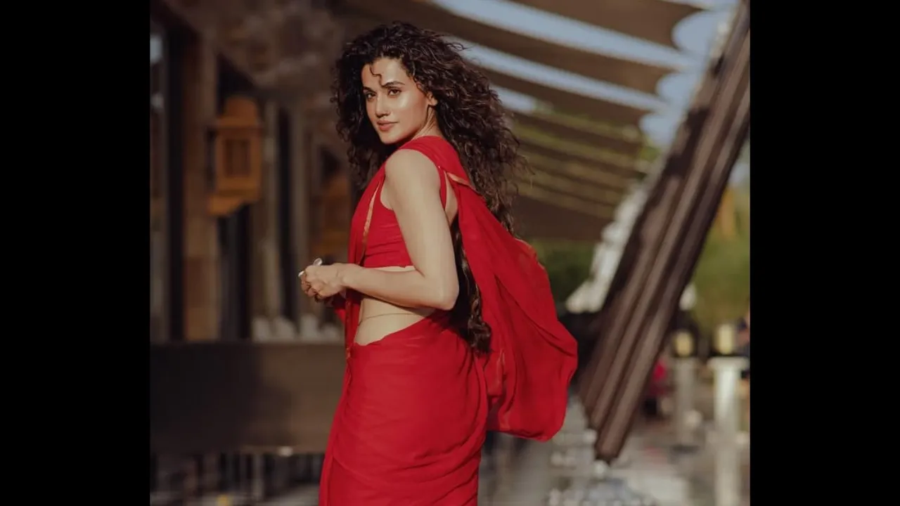 In a pink georgette saree that oozed grace, Taapsee paired delicate jewelry — a waist chain and payal — to evoke quiet elegance. Every detail whispered Rani’s signature poise. 