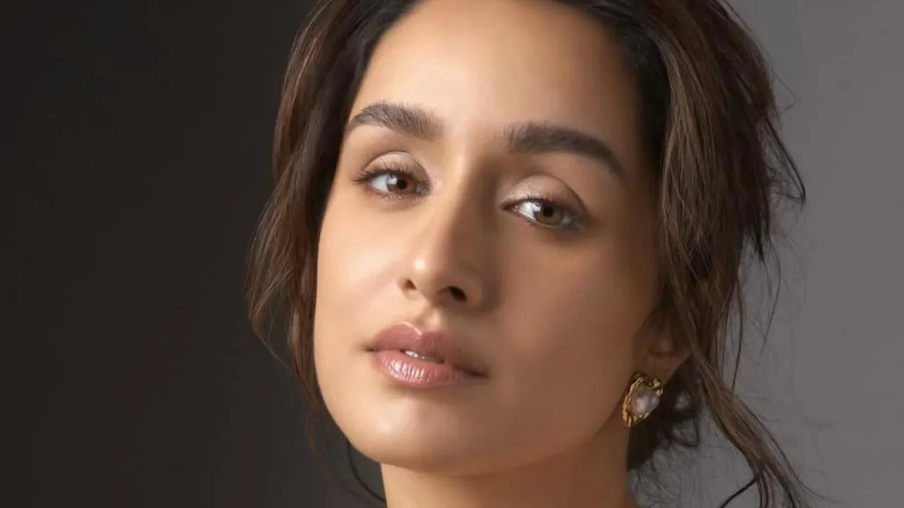 Known for her radiant presence and relatable characters, Shraddha Kapoor is also a trained singer. Her soothing rendition of “Galliyan (Unplugged)” from Ek Villain and the romantic “Sab Tera” from Baaghi proved she’s more than just an actress — she’s a soulful vocalist. With a voice that’s both sweet and emotive, Shraddha adds musical charm to her cinematic appeal.