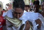 Mexico mayor marries a crocodile for 'prosperity'. There was a kiss and a first dance. Video