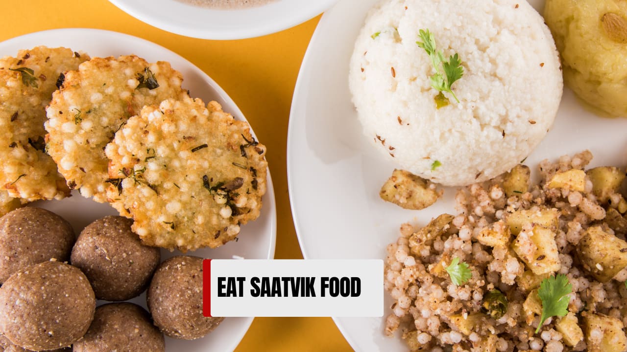 Avoid salt, grains, and non-veg food on this day. Stick to vrat-friendly foods like fruits, sabudana, or vrat atta. (image: canva)
