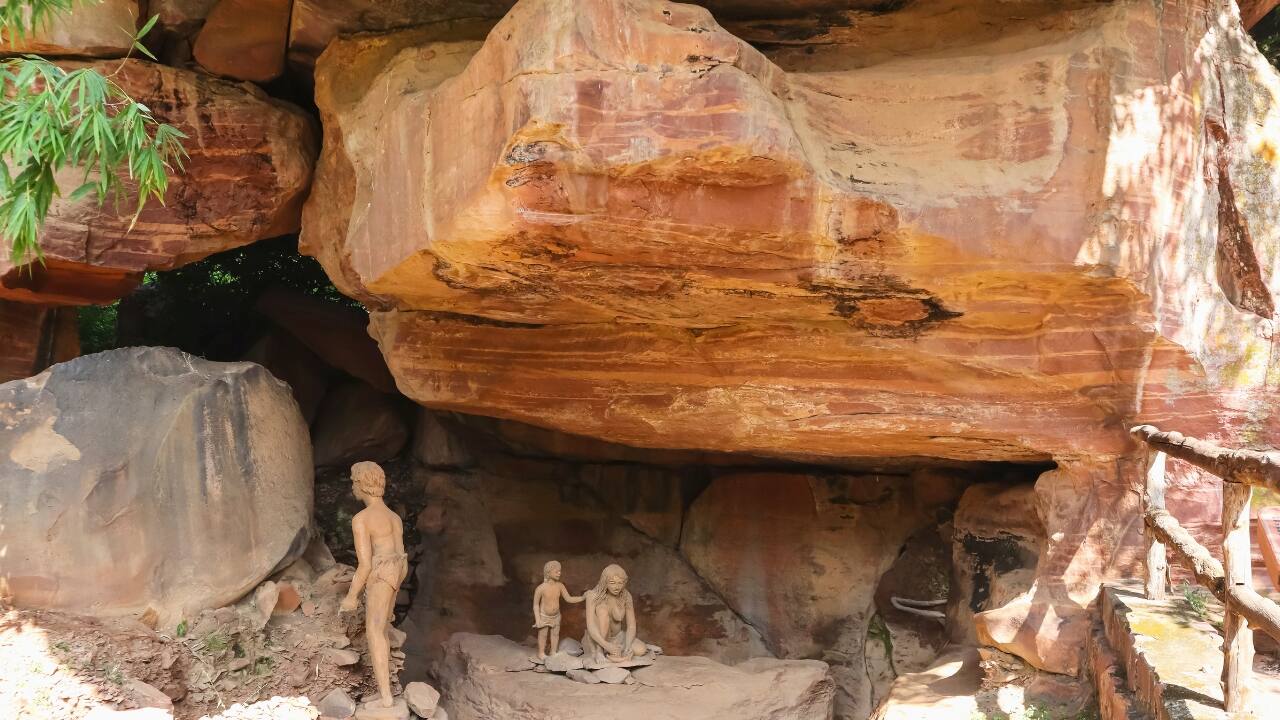 4. Bhimbetka Rock Shelters, Madhya Pradesh Human expression predates language here. The walls of these caves—painted with scenes of dance, hunting, and ritual—trace over 30,000 years of continuous habitation. (Image: Canva)