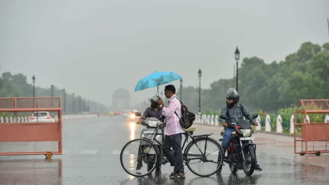 Rain lashes Delhi, waterlogging in some areas - more showers expected