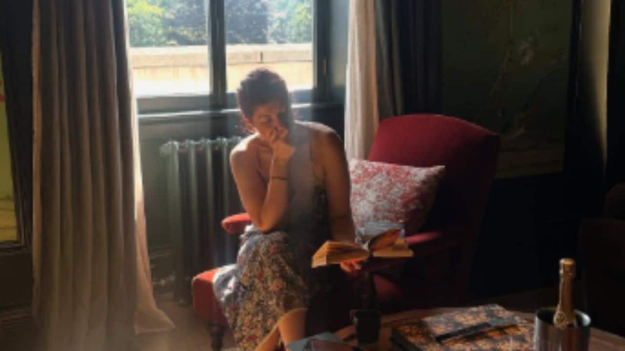 Akshay Kumar turns Paparazzi for Twinkle Khanna’s vacation book moment, see here 