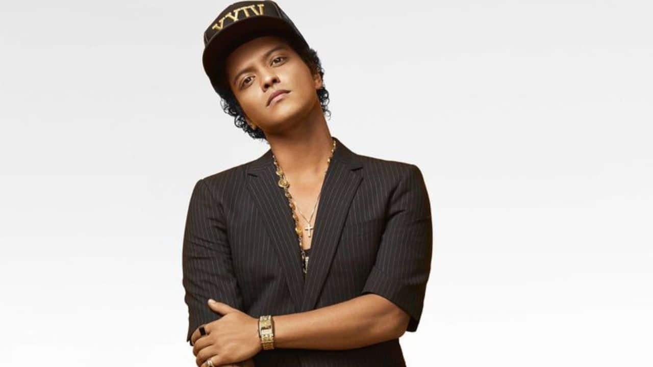 Massive Female Fan Frenzy One look at social media and it’s clear: these stars inspire a different level of fandom. Whether it was MJ’s crowds fainting, Bruno’s arenas full of swooning fans, or Tiger Shroff getting mobbed by admirers wherever he goes, they are all certified heartthrobs. Massive Female Fan Frenzy One look at social media and it’s clear: these stars inspire a different level of fandom. Whether it was MJ’s crowds fainting, Bruno’s arenas full of swooning fans, or Tiger Shroff getting mobbed by admirers wherever he goes, they are all certified heartthrobs.