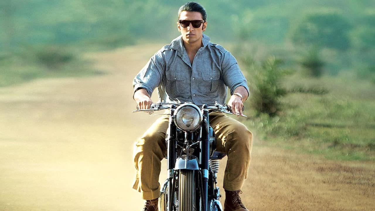 Ranveer embodied a man torn between love and remorse in Lootera. His nuanced performance evoked a deep sense of empathy, making the character both haunting and unforgettable.