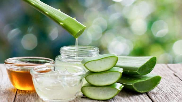Use aloe vera gel Aloe vera is packed with vitamins and amino acids that soothe an itchy scalp and reduce dandruff. It also softens hair strands and adds shine. Apply fresh aloe vera gel directly to the scalp and lengths of your hair, leaving it on for 30 minutes before rinsing off thoroughly.