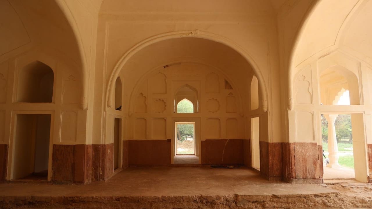 A Space Once Royal, Still Resonant Although not as imposing as other Mughal edifices, Sheesh Mahal’s quiet dignity carries its own kind of authority. Its scalloped arches, faded mirror work, and floral stucco reliefs whisper of an age that prized subtlety over spectacle. Scholars believe it may have served as a retreat for Shah Jahan during military expeditions, and possibly even the site where Aurangzeb received his imperial crown after deposing his father. (Image: X/@LtGovDelhi)
