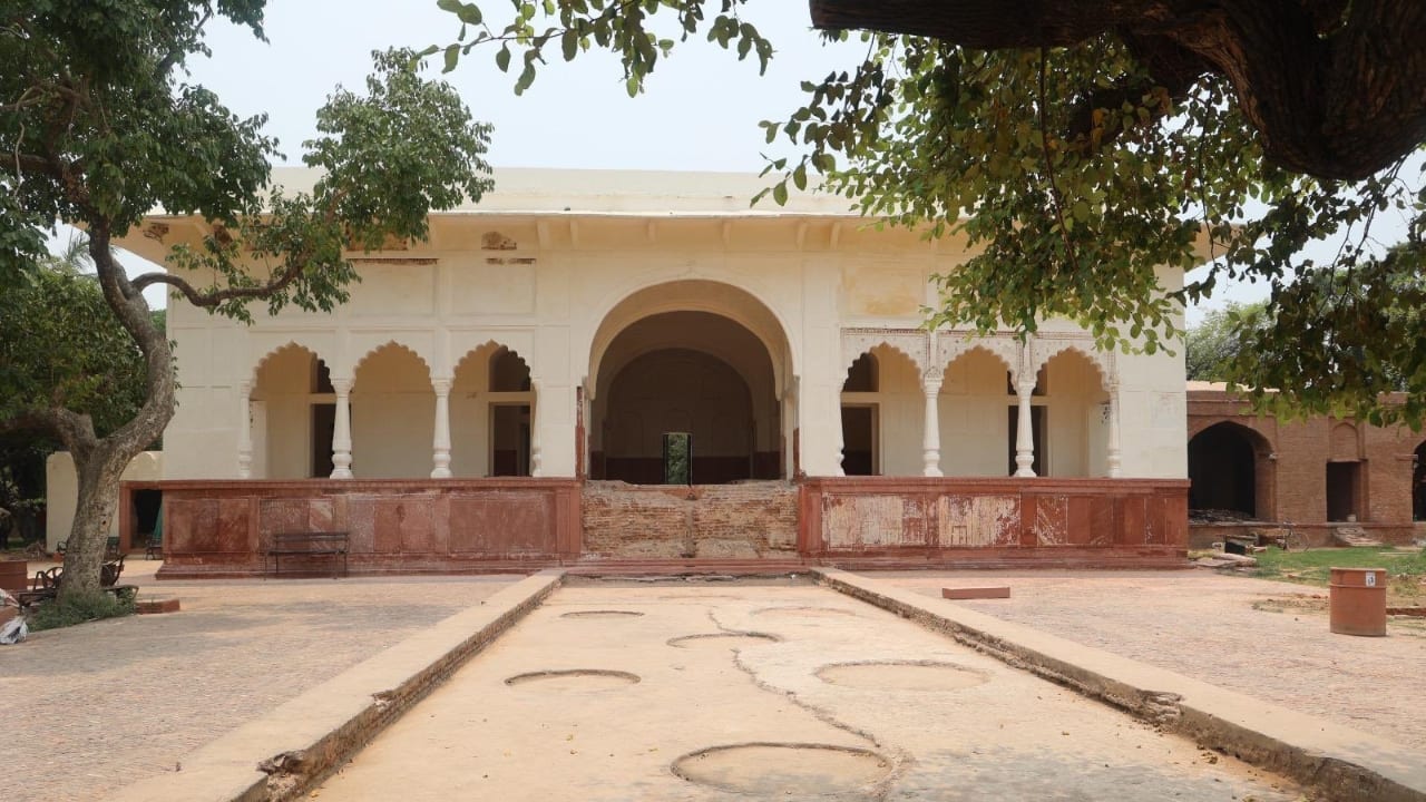 Originally built in 1653 by Izz-un-Nissa Begum, consort to Emperor Shah Jahan, the Sheesh Mahal was once a royal sanctuary—part of a sprawling garden estate designed to mirror the splendour of Kashmir’s famed Shalimar Bagh. While time rendered it nearly invisible beneath encroachment and apathy, the palace now stands resurrected, thanks to a collaborative conservation effort led by the Archaeological Survey of India (ASI) and the Delhi Development Authority (DDA). (Image: X/@LtGovDelhi)