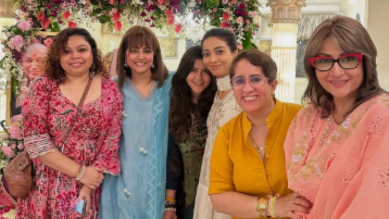 Hina Khan meets OG 'Komolika' Urvashi Dholakia at Ekta Kapoor’s home, see fun pics