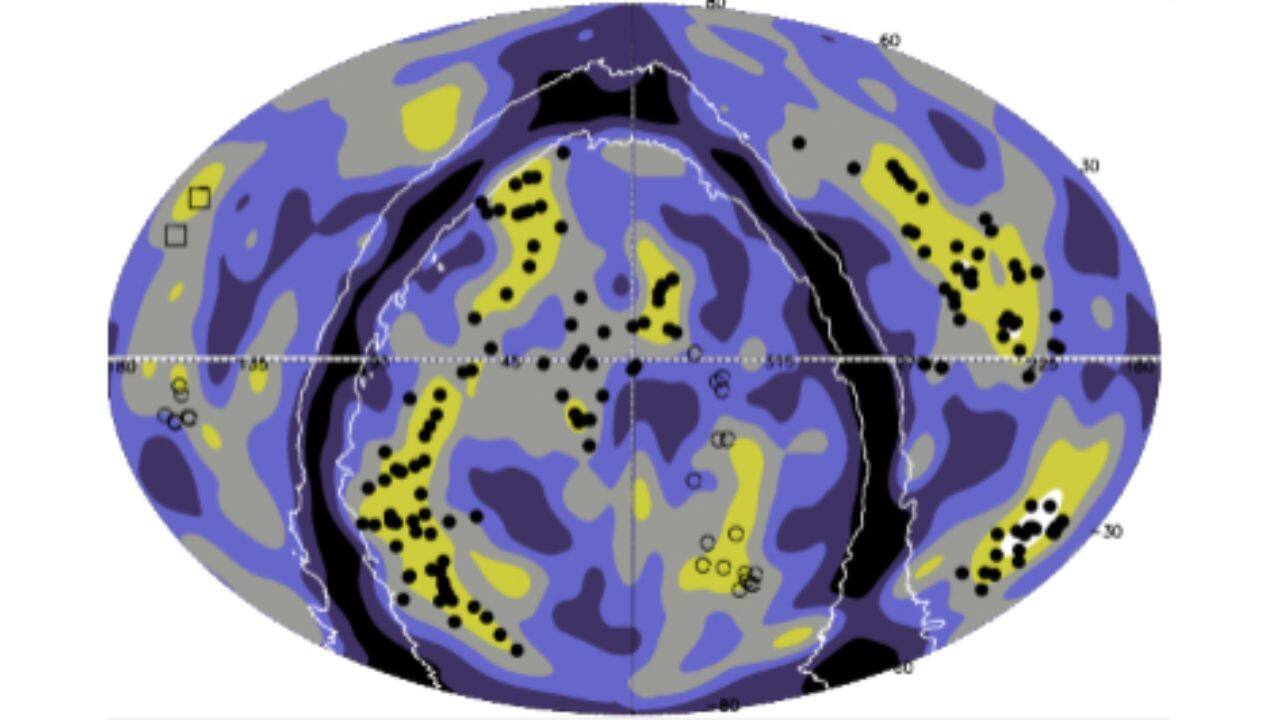 Galaxy distribution across varying density gradients is shown using six contour levels based on density ratio to the average: 0–0.23 (black), 0.23–0.62 (dark blue), 0.62–1.13 (light blue), 1.13–1.9 (grey), 1.9–3.7 (olive), and above 3.7 (white). Clusters belonging to the five identified superstructures are marked with solid black circles. (Image: Bohringer et al. 2025)