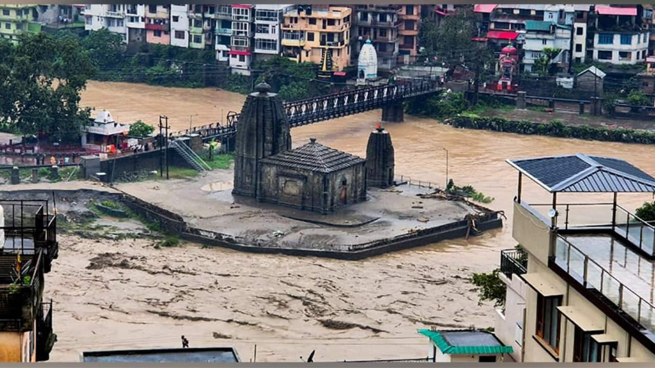 The local meteorological department on Tuesday warned of a risk of low to moderate flash floods in parts of seven districts of Himachal Pradesh in the next 24 hours. (Photo: @Incognito_qfs/Twitter)