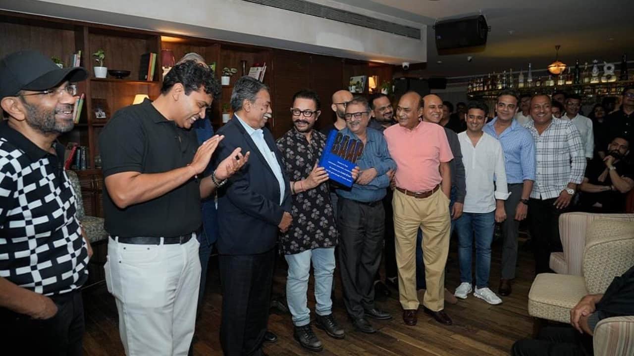 Distributors honour Aamir Khan for Sitaare Zameen Par, Just as they did for Yaadon Ki Baaraat