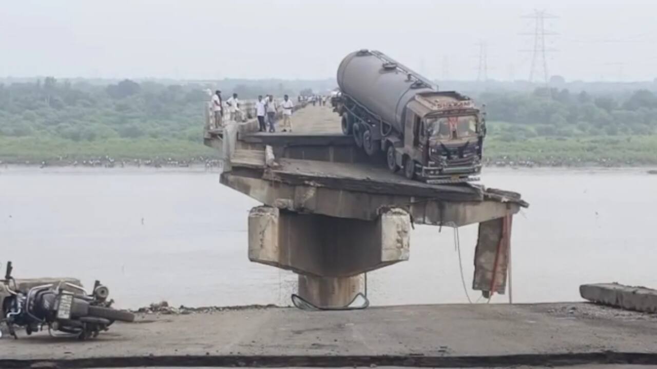 Prime Minister Narendra Modi on Wednesday announced an ex-gratia amount of Rs 2 lakh for the kin of those who were killed in the Vadodara bridge collapse, India Today reported. The PM also announced a compensation of Rs 50,000 to the injured. (Photo: Twitter)
