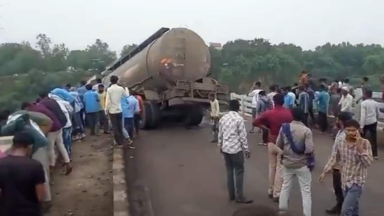Recounting the incident, eyewitnesses said a loud cracking noise was heard before several vehicles dropped into the river. (Photo: Twitter)