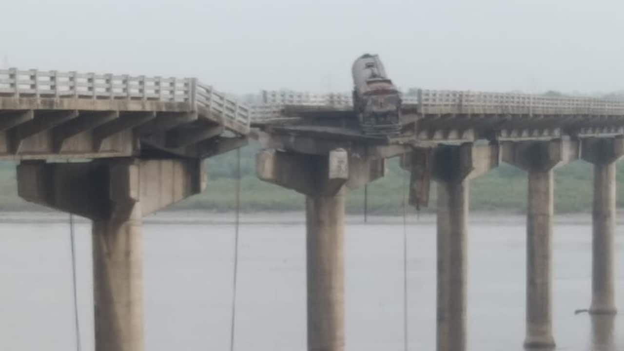 The 40-year-old bridge, which gave way during peak morning traffic hours, connects Anand and Vadodara districts in Gujarat. (Photo: Twitter)