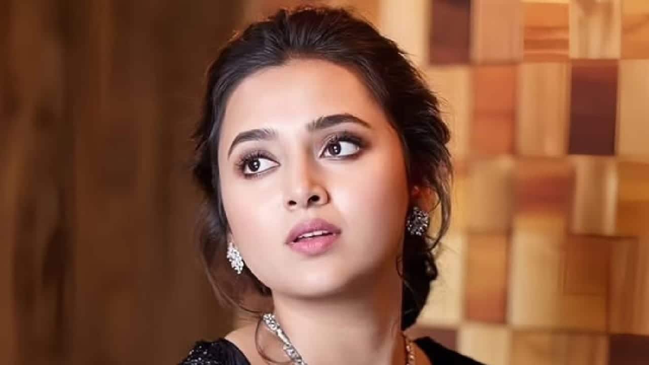 Tejasswi was bullied - During her college days, she pursued modelling and this resulted in her falling victim to a lot of teasing. She was mocked and made fun of. It was in a college festival where she participated and cleaned the stage which further resulted in embarrassment.