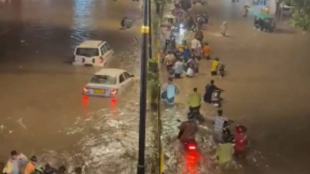 Across the city, several major roads and key intersections were submerged in rainwater. Areas like Sohna Road, MG Road, National Highway 8, Shadipur, Madhuban Chowk, and Old Rohtak Road reported significant water accumulation, making it nearly impossible for commuters to move. (Photo: @gharkekalesh/Twitter)