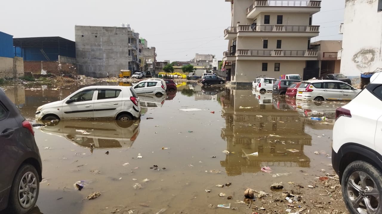 DCP (traffic) said Rajesh Mohan cops were deployed at waterlogging spots, including Sheetla Mata temple point, CRPF Camp Chowk, Sector 37 and Hero Honda Chowk. (Photo: @gsam2411/Twitter)
