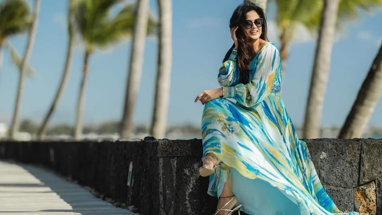 Shweta Tiwari in blue dress (Image: @shweta.tiwari/Instagram)