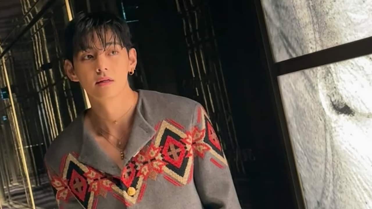 Statement look At the eagerly awaited Celine Fashion Show, V once again stole the show in a grey jacket with a colourful geometric pattern on the chest. He was also wearing grey trousers and layered gold necklaces, making the whole look scream runway royalty.