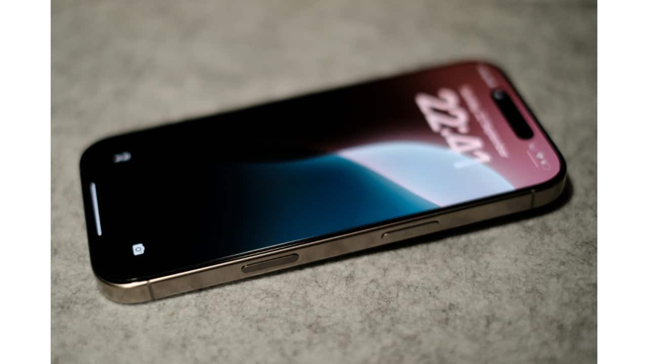    Zoom smoothly in or out  Pinch or use on-screen zoom controls to go wide or close in on your subject. Great for macro details or faraway shots without switching lenses manually.