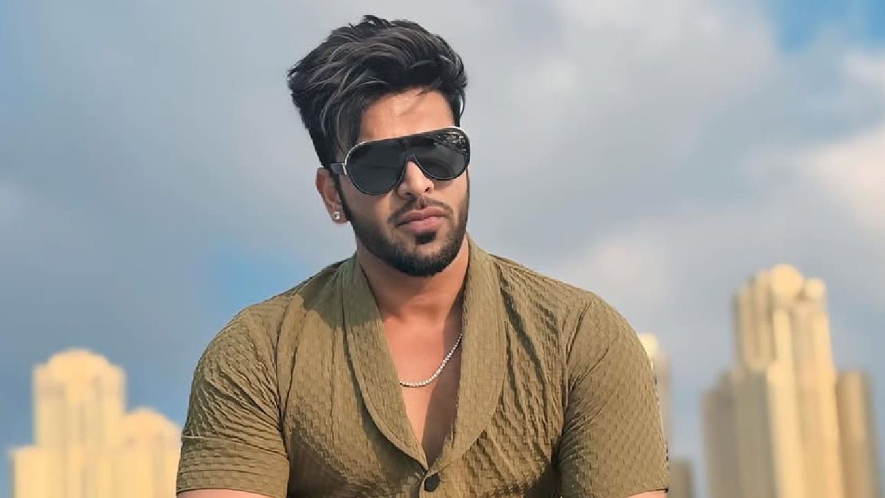 Paras loves to stay fit and is passionate about having a chiselled body. He never missed his workout routine.