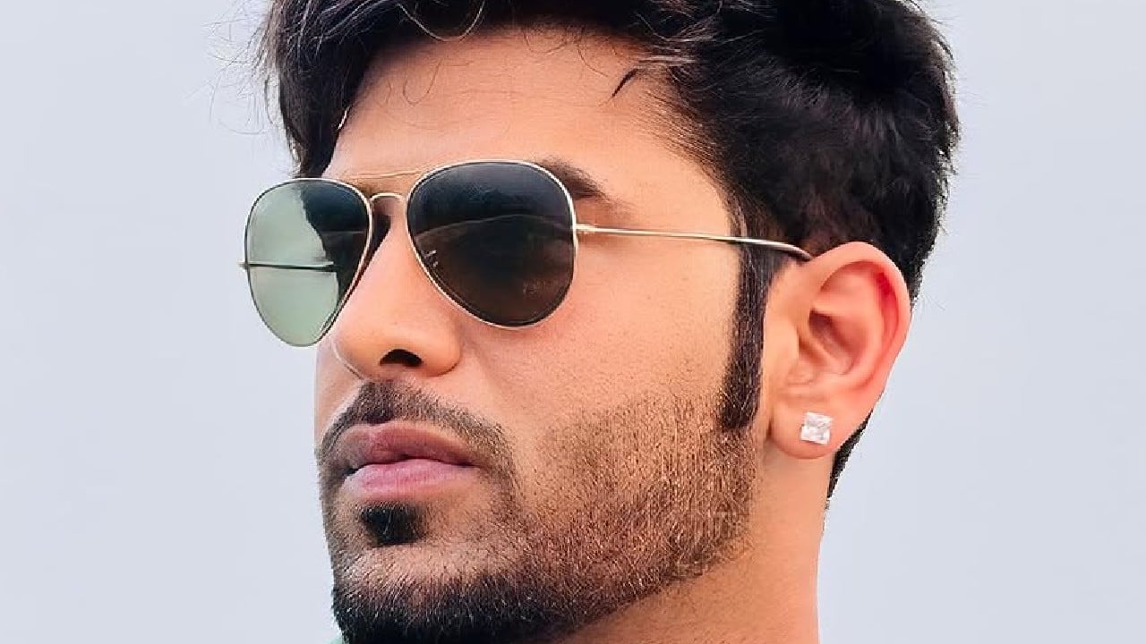 Paras made a debut on the 70mm starring in M3- Midsummer Midnight Mumbai. The film also featured Ssara Khan along with Pooja Thakur.