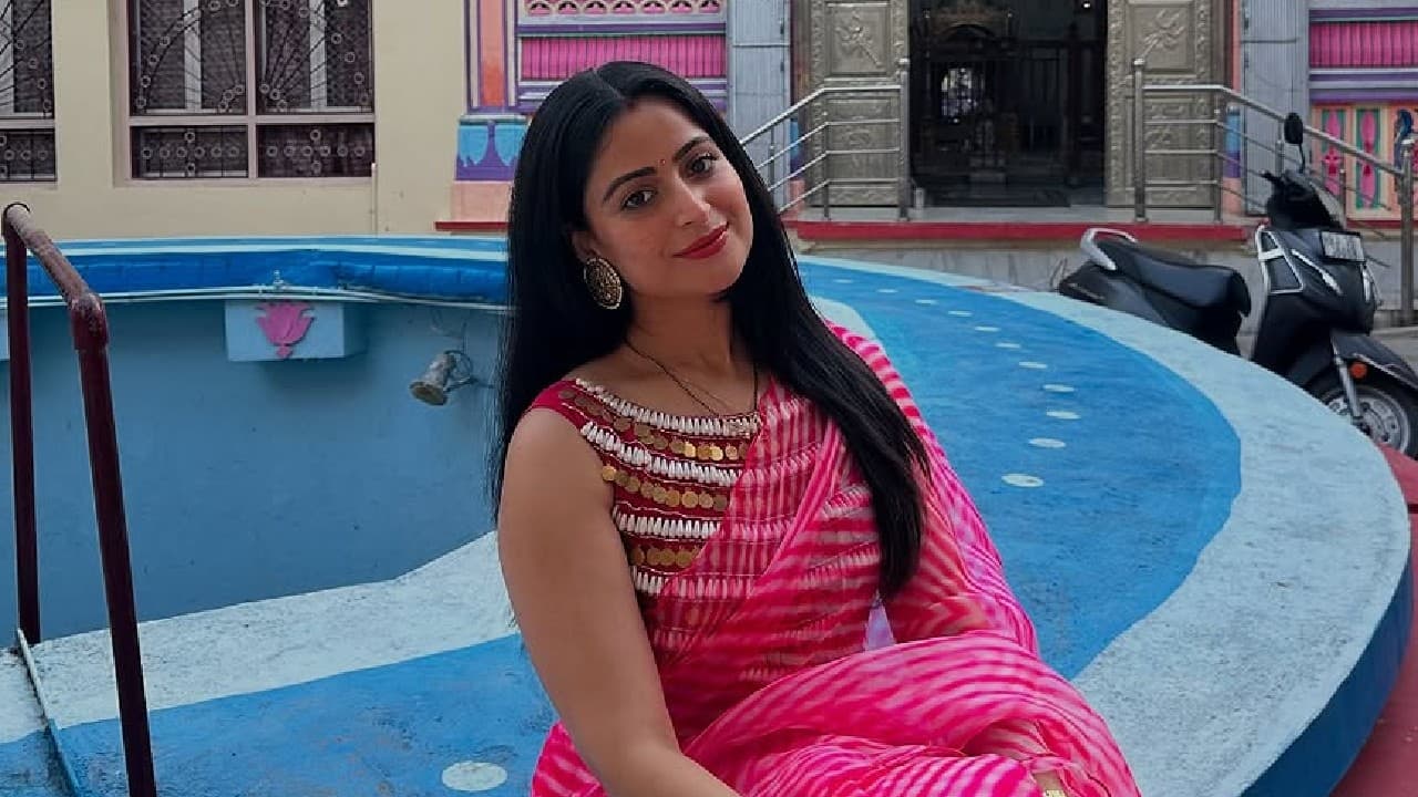 Lunch For lunch she eats legumes, grilled vegetables and green salad. She avoids consumption of rice and prefers vegetable and dal with chapati.