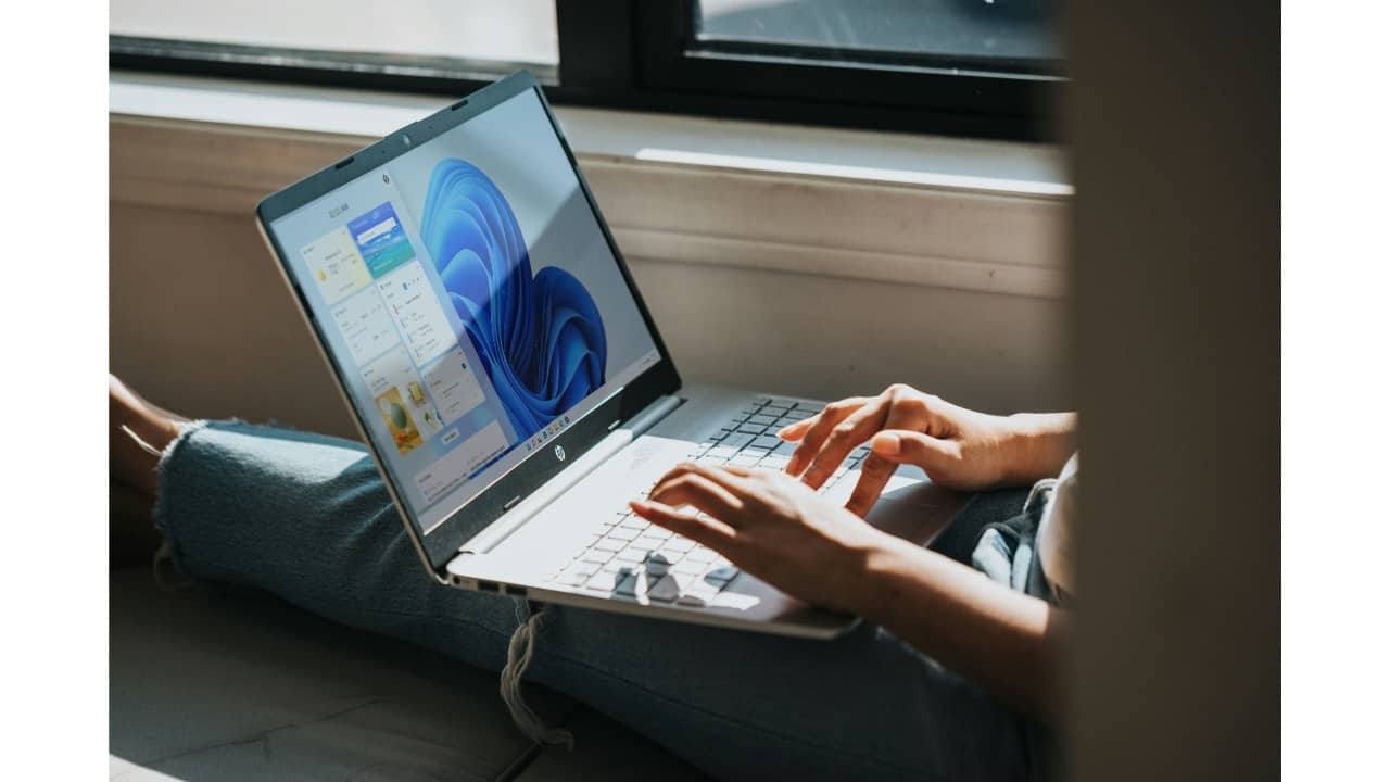 It took almost 10 years for Microsoft to fix this small issue with Windows 11 dark mode