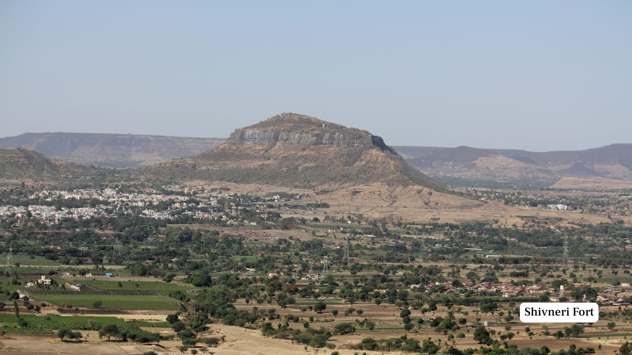 2. Shivneri Fort (Hill Fort) Famed as the birthplace of Chhatrapati Shivaji Maharaj, Shivneri Fort is strategically located in Junnar. Its robust bastions and water tanks reflect classic Maratha hill fort architecture. (Image: Canva)