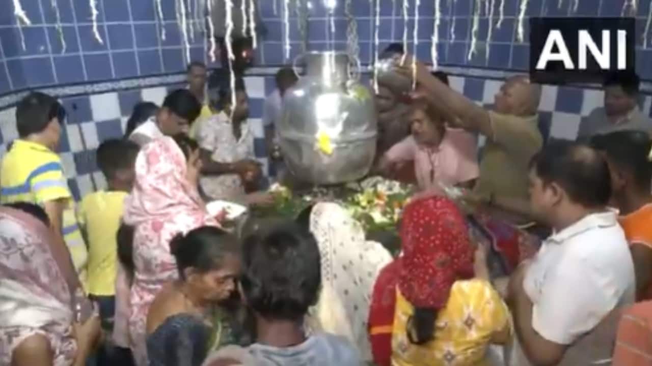 Similar scenes were witnessed at Parashurameshwar temple. A huge crowd of devotees visited the temple to offer prayers on the first Monday of 'saavan' month. (Photo: Twitter)