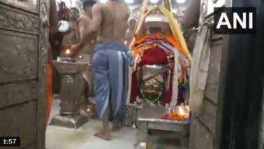 Ujjain’s Mahakaleshwar temple witnessed long queues of devotees performing rituals and seeking blessings. Bhasma aarti performed at the temple. (Photo: Twitter)