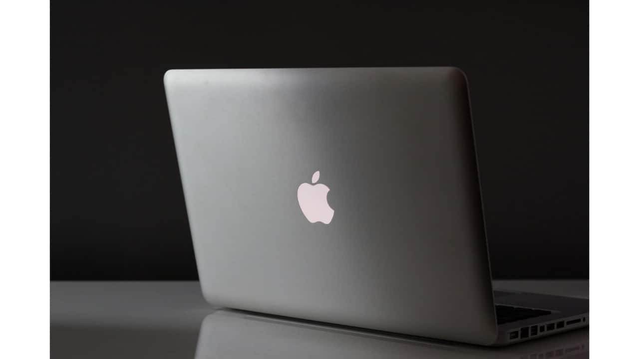 Clean up weekly using Quick Actions Set aside a few minutes each week to declutter. Use macOS Quick Actions like Rename, Compress, or Move to Folder directly from Finder. This habit prevents files from piling up and keeps your desktop manageable over time. 5. Minimize icons and use a neutral wallpaper A clean desktop layout also improves focus. Hide hard drive icons via Finder &gt; Settings &gt; General, and choose a simple wallpaper to reduce visual distractions. A minimal aesthetic can make your Mac feel faster and more organized. Excerpt (30 words): Keep your Mac desktop organized with these five simple tips — from using Stacks and iCloud Drive to creating project folders and maintaining a weekly cleanup routine.