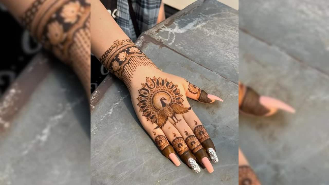 A peacock motif symbolizes love and beauty. It’s perfect for Hariyali Teej celebrations and looks grand. (image: Pinterest)