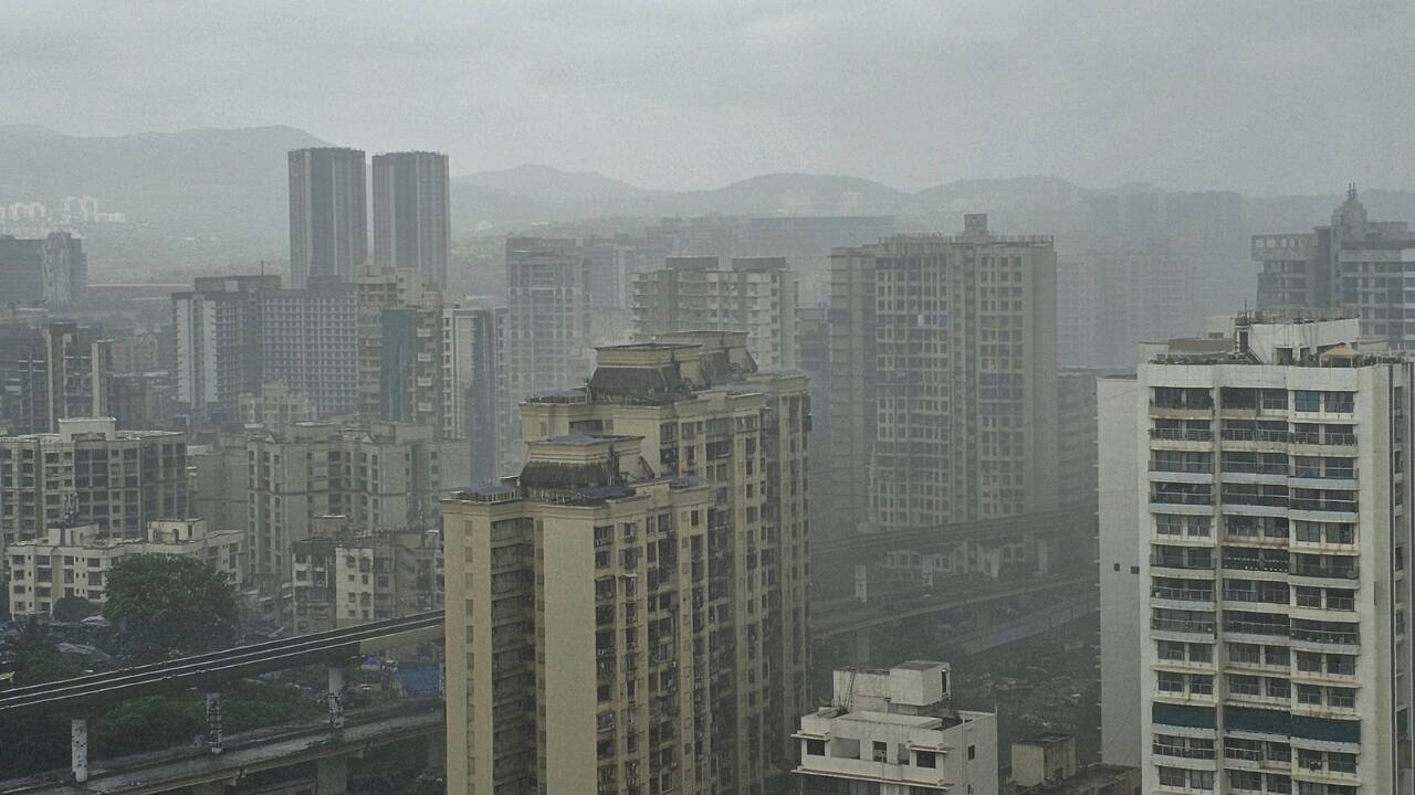 The IMD forecast moderate rain in parts of Mumbai and Thane over the next few hours, with isolated thunderstorms, lightning and gusty winds. An orange alert indicates heavy rainfall between 115.6 mm and 204.4 mm within 24 hours. (Photo: X/@mabend2) The IMD forecast moderate rain in parts of Mumbai and Thane over the next few hours, with isolated thunderstorms, lightning and gusty winds. An orange alert indicates heavy rainfall between 115.6 mm and 204.4 mm within 24 hours. (Photo: X/@mabend2)