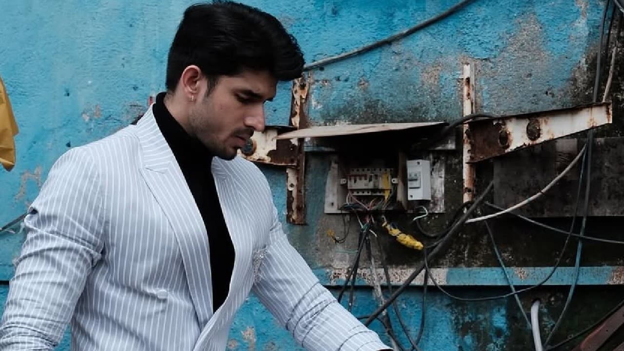 Polo necks with blazers are rare to be seen as carrying the look is not a piece of cake.