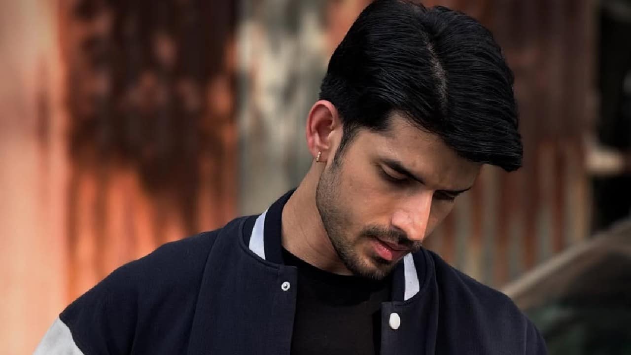 Paras likes experimenting with his style. He looks like a happy go lucky person and dresses as per his mood. His fashion choices are trendsetters.