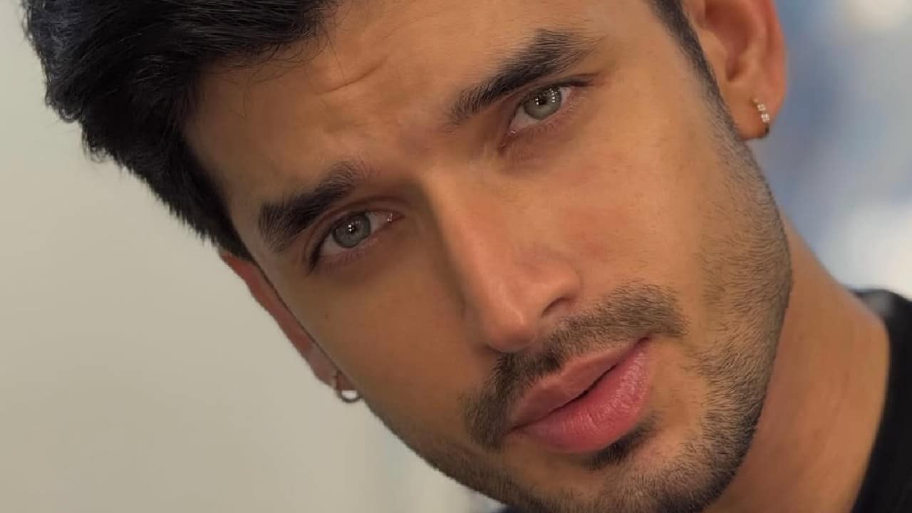 The actor has put up a close portrait of himself and he looks enchanting.