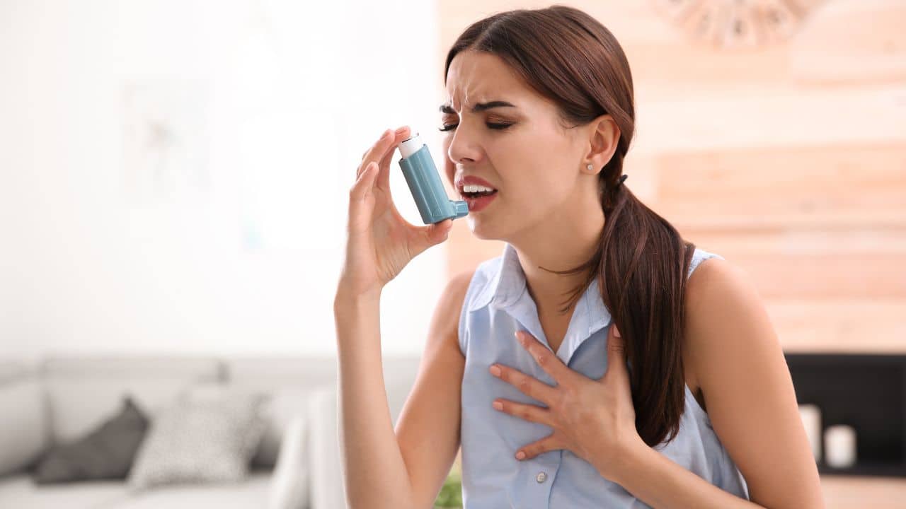 Asthma attack If you have been diagnosed with asthma before, the attack of breathlessness now could be attributed to asthma. You may experience an increased respiratory rate, chest tightness, and air hunger. Wheezing sounds may also be heard commonly, and your neck muscles may become more prominent