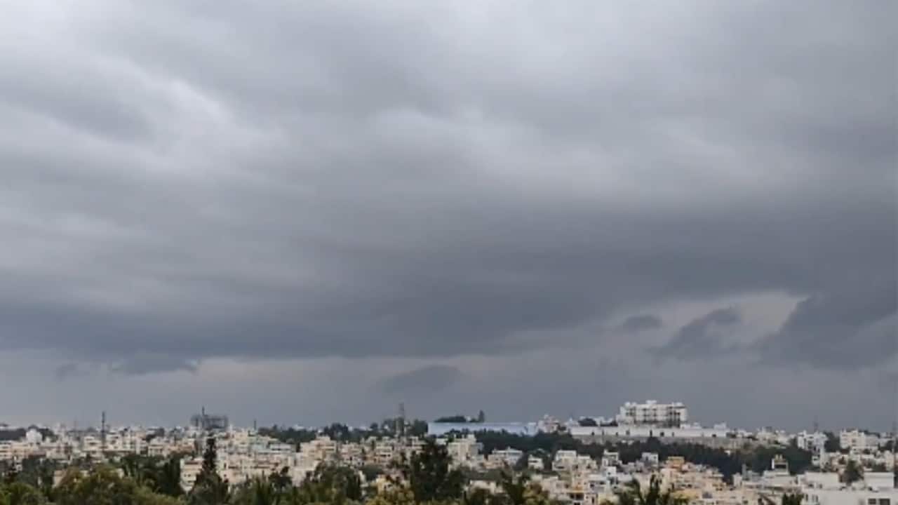 According to the India Meteorological Department (IMD), daytime temperatures will hover between 28 degrees Celsius and 29 degrees Celsius, dropping to a cooler 20 degrees Celsius at night. High humidity levels, especially in the mornings, will make the air feel muggy, though evenings may bring some relief. (Photo: X/@namma_vjy)