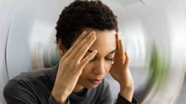 What Hypoxia Looks Like A person with hypoxia will have impaired judgment, show motor incoordination, and overall may behave like someone who has been intoxicated by alcohol. It may also lead to dizziness, fatigue, and an increased urge to sleep. Under severe circumstances, it can even cause coma due to respiratory failure.