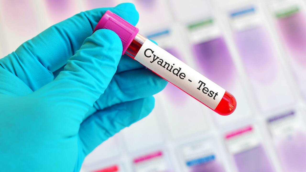 How Poisons Block Oxygen Cyanide, along with a number of other poisons, has the ability to cause hypoxia at a cellular level. As a result, the tissues affected with the poison become unable to use oxygen, even if the lungs and the circulation are functioning adequately. This condition is called histotoxic hypoxia.